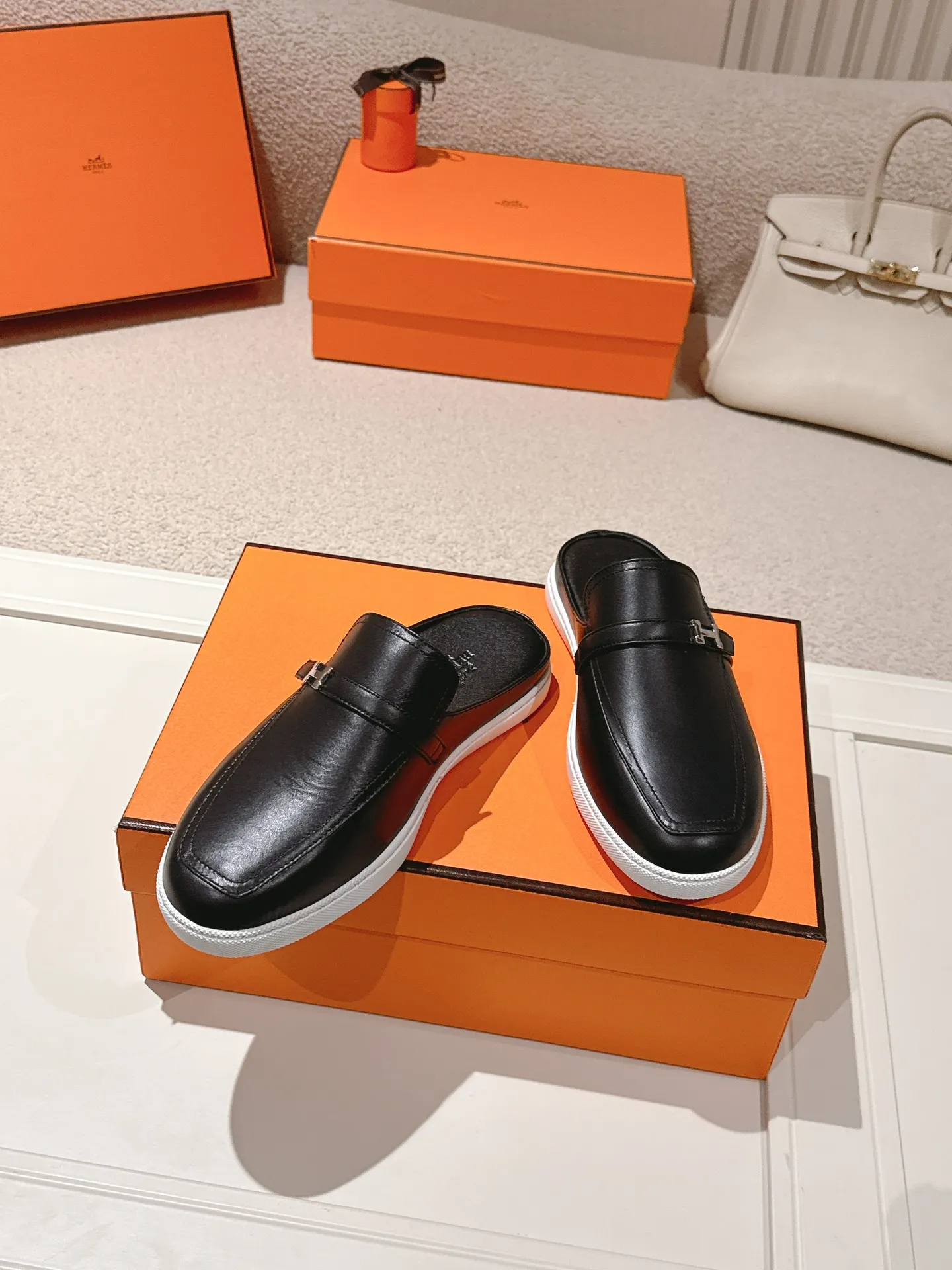Men's men's shoes 💰560💰 Hermes 25ss new autumn and winter loafers, British retro design, classic and durable! Original reverse mold last, the ultimate 1:1 shape. Fabric: Cow suede/calfskin Lining: Imported sheepskin lining Outsole: Open-molded rubber sole Size: 35-45